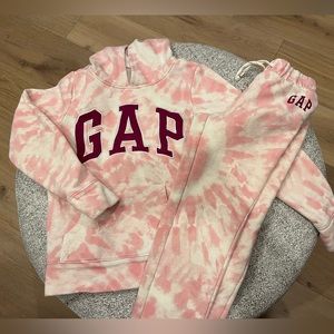 GAP kids sweatshirt & joggers size medium (around ages 6-8)